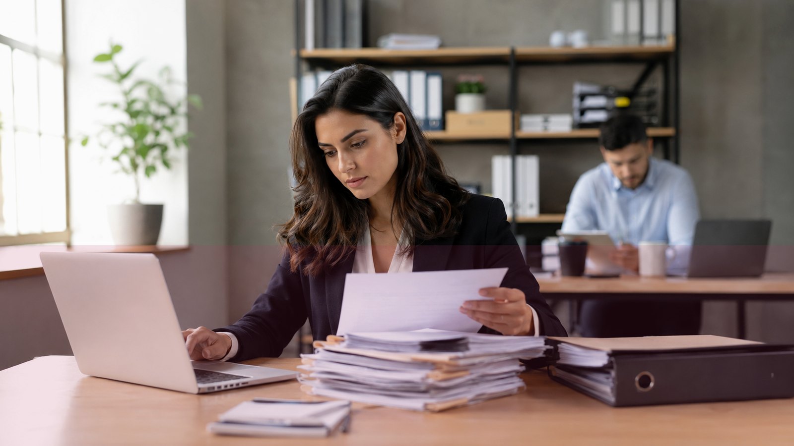 Professionnels analysant des documents dans un bureau
