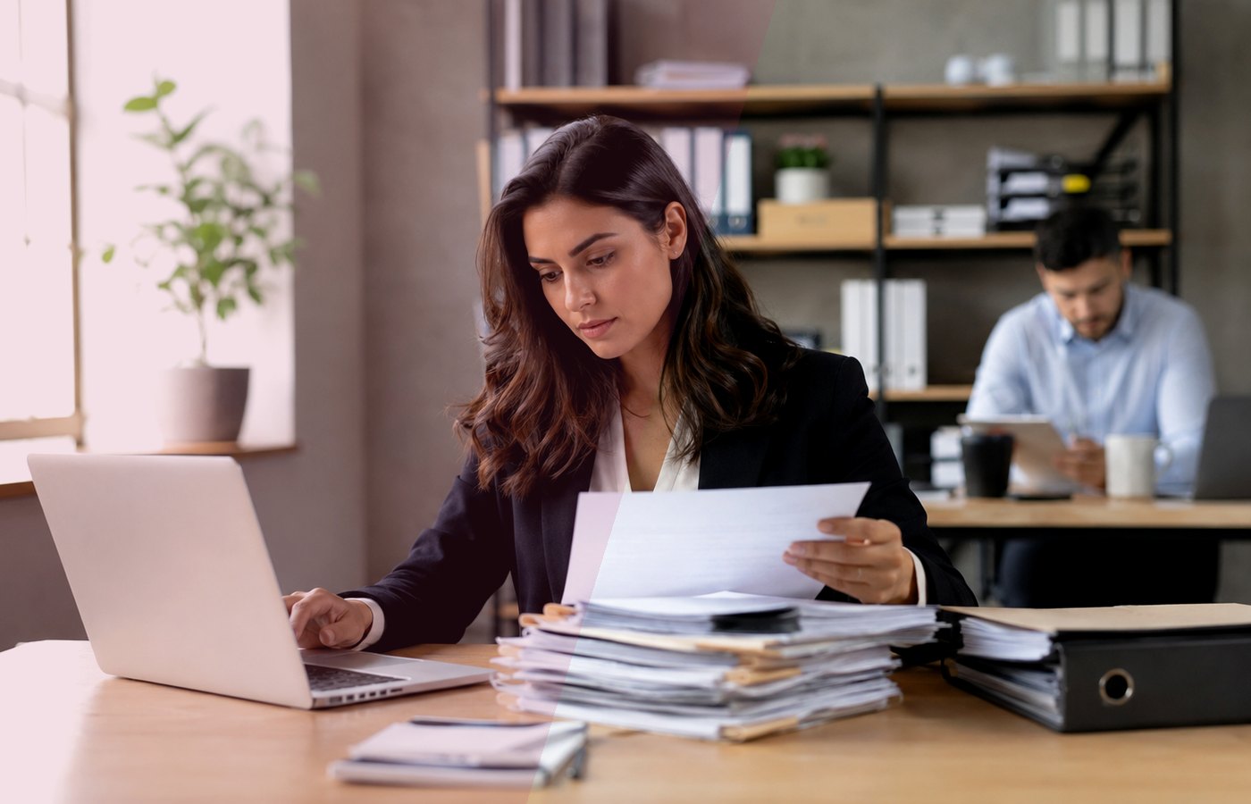 Documents et ordinateur en contexte professionnel
